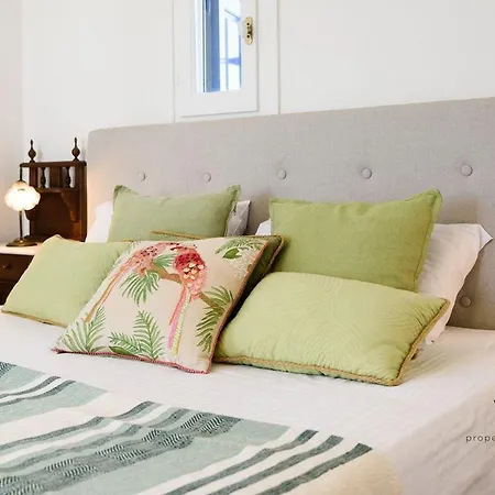 Apartment 6br With Private Pool, 4 Baths & Garden -padma