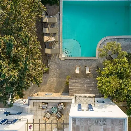 Apartment 6br With Private Pool, 4 Baths & Garden -padma